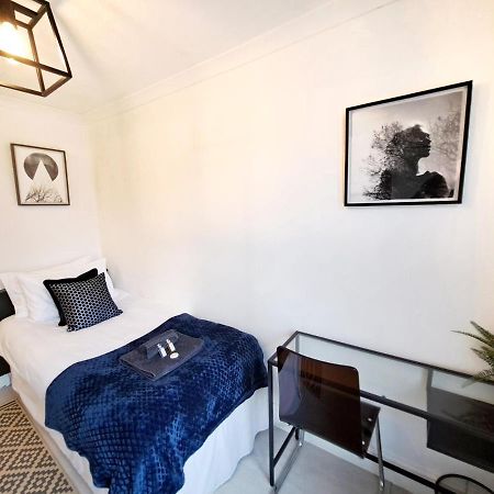 Spacious 3 Bed Apartment, En-Suites, Near Train Station! Watford  Exterior foto