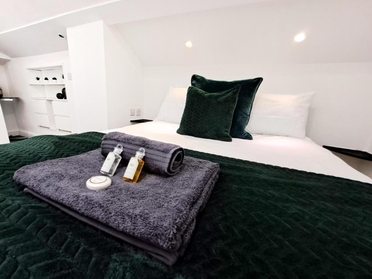 Spacious 3 Bed Apartment, En-Suites, Near Train Station! Watford  Exterior foto