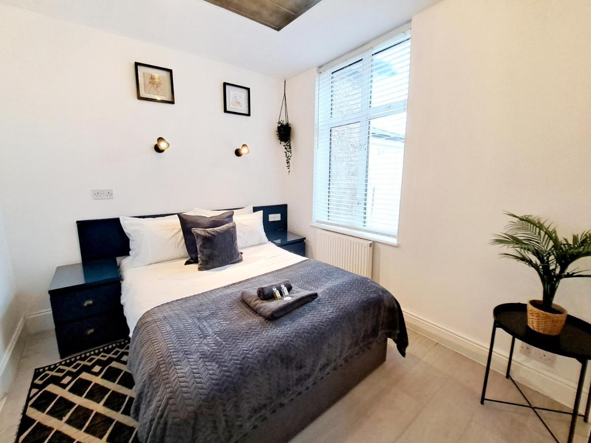 Spacious 3 Bed Apartment, En-Suites, Near Train Station! Watford  Exterior foto