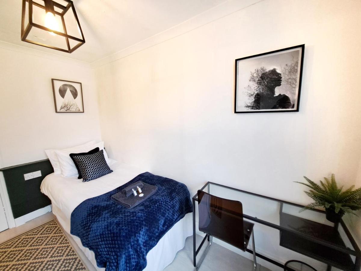 Spacious 3 Bed Apartment, En-Suites, Near Train Station! Watford  Exterior foto