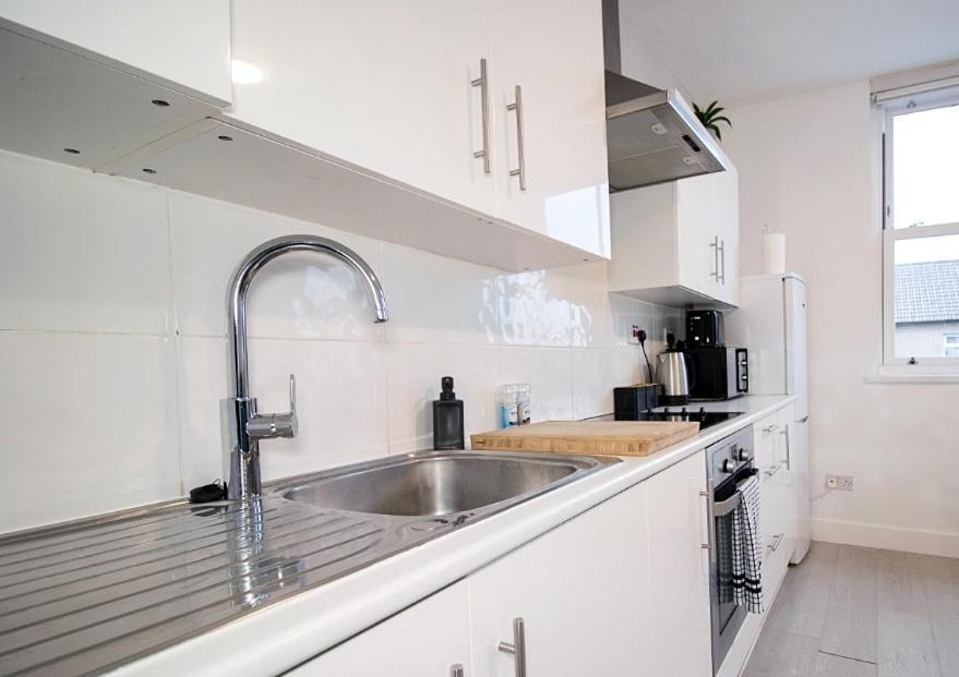 Spacious 3 Bed Apartment, En-Suites, Near Train Station! Watford  Exterior foto